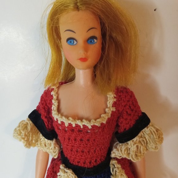 Vintage Bicentennial Betsy Ross Doll w/Crocheted Dress & Flag - Picture 8 of 9